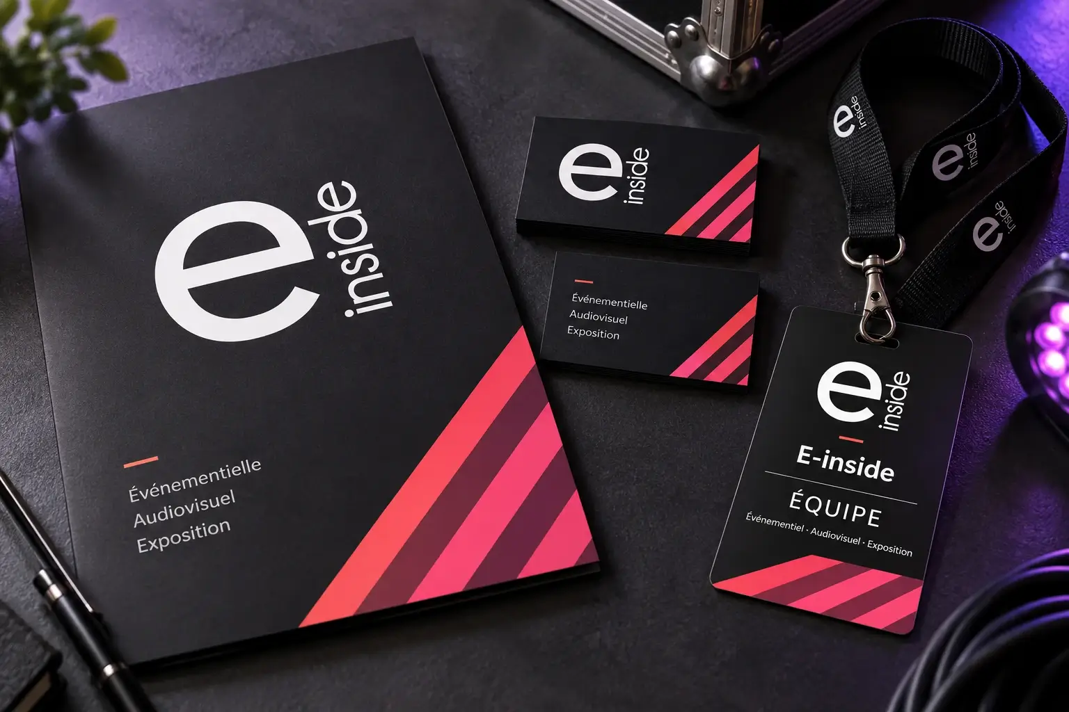 Papeterie et badges E-inside dans une identité visuelle noire et rose